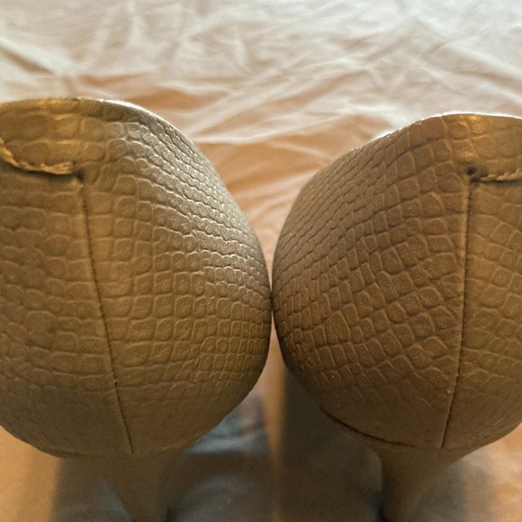 BCBG Generations Low Heel Pump (7N) - Picture 5 of 6